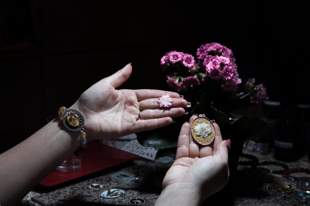 talismanes, amuletos y piezas únicas cargadas de intención,